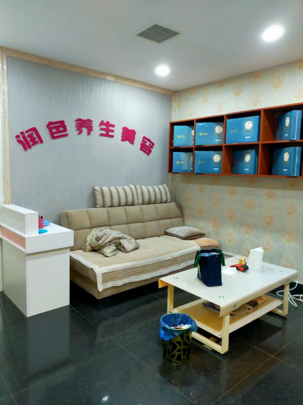 一樓養(yǎng)發(fā)館二樓美容整體轉(zhuǎn)讓，也可空轉(zhuǎn)