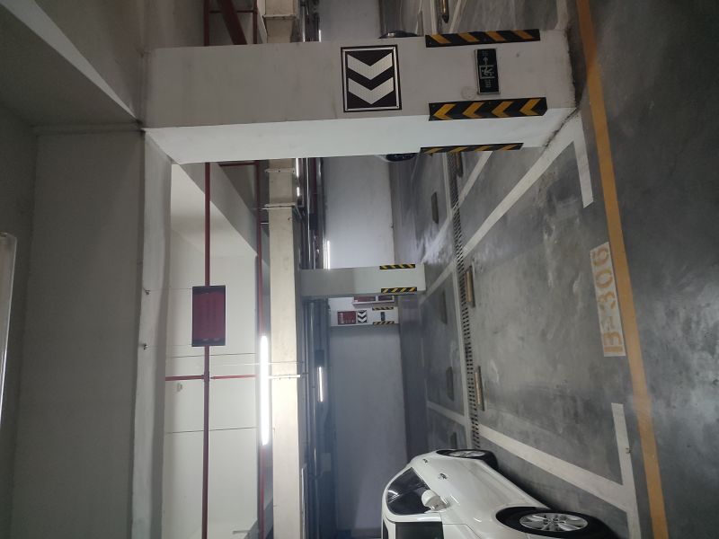 涵翠苑B區(qū)車位，車位位于27號(hào)樓電梯口南側(cè)，22號(hào)樓電梯口北側(cè)，好停車，位置佳