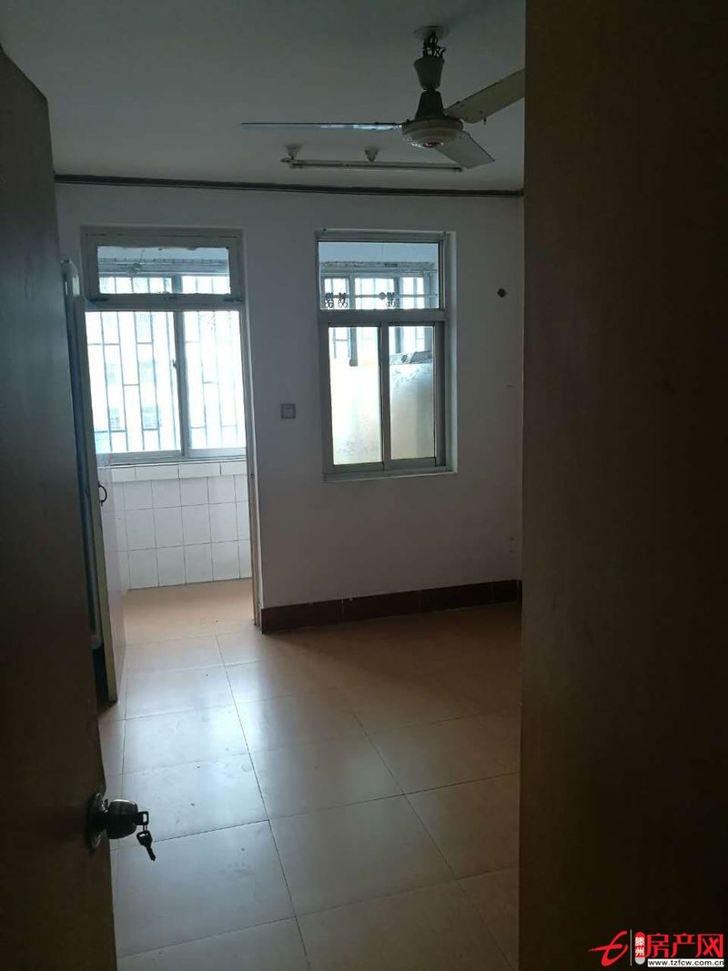 奎文小區(qū)，三室一廳，簡(jiǎn)單家具，空間很大，可以自己搬家具