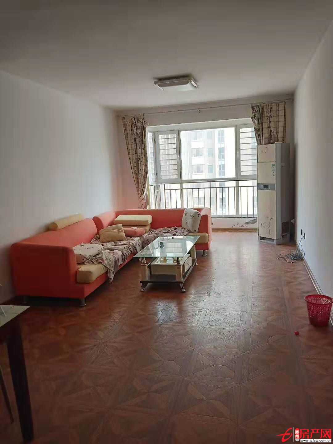 威尼斯一區(qū)簡裝三室家具家電齊全，拎包入住