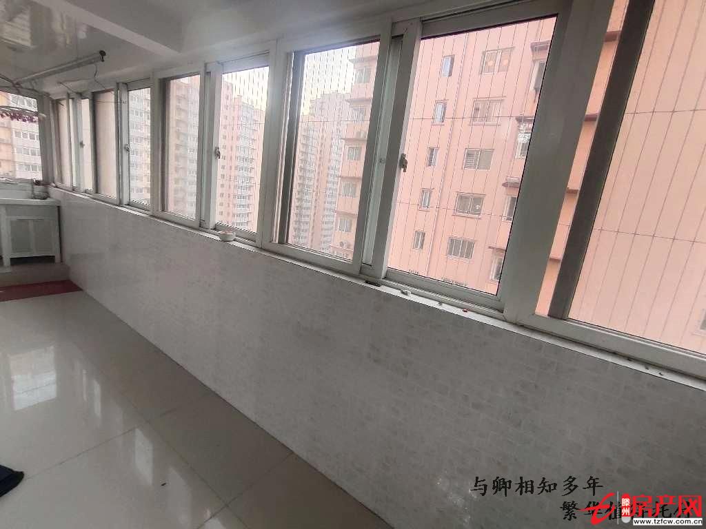 問天三期東區(qū)，靠近東門，精裝修，廚房衛(wèi)生間有窗戶，二個陽臺
